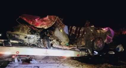 Camión sufre fatal volcadura en carretera; hay 10 muertos y 6 heridos de gravedad