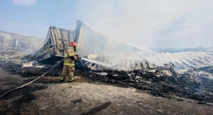Carambola de 7 autos en Tamaulipas: tráiler y dos autos acaban calcinados por incendio en pastizal