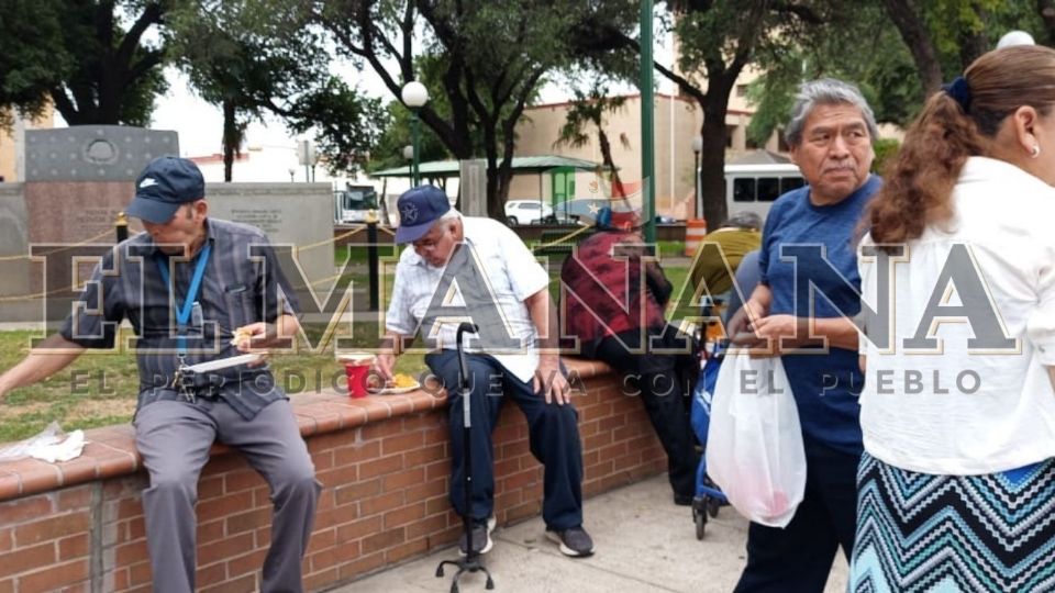 Personas sin hogar reciben comida cada miércoles.