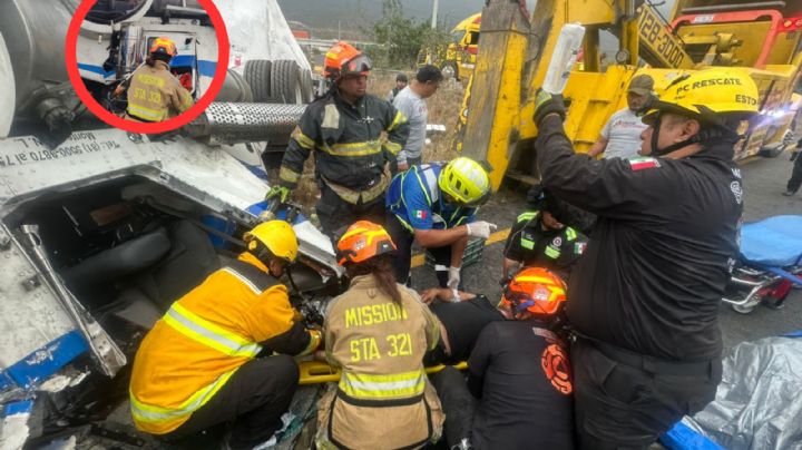 Trailero queda prensado en cabina tras volcar en Carretera Libre Monterrey-Saltillo