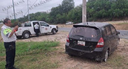 Chocan y abandonan auto Honda en el Bulevar Colosio de Nuevo Laredo