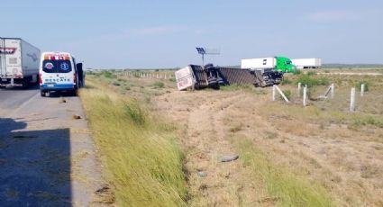 Vuelca tráiler de Texas Carriers en Carretera Monterrey-Nuevo Laredo; se le reventó una llanta