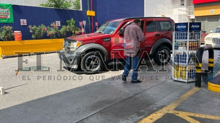 Despachador de Pemex se salva de morir aplastado; camioneta le pasó por encima en plena gasolinera