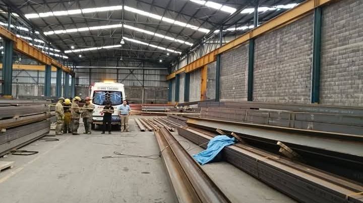 Trabajador muere al sufrir accidente laboral; le caen 3 vigas de acero de 8 toneladas