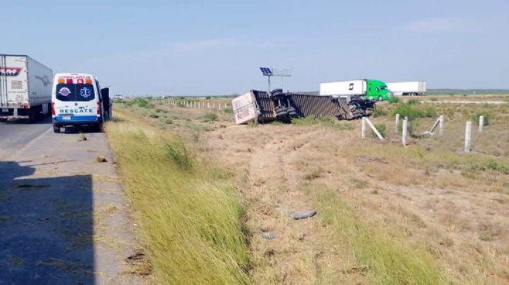 Vuelca tráiler de Texas Carriers en Carretera Monterrey-Nuevo Laredo; se le reventó una llanta