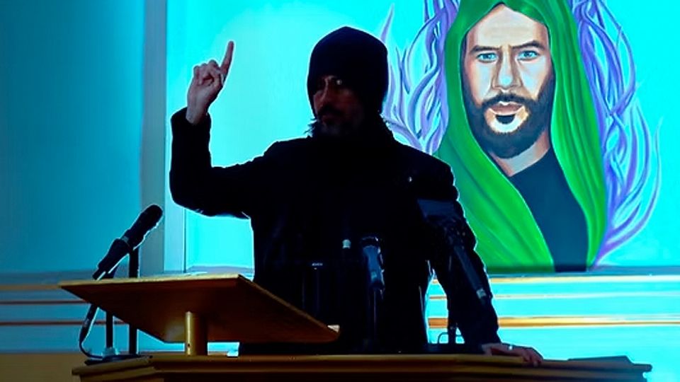 Abdullah Hashem, genera controversia en el internet.