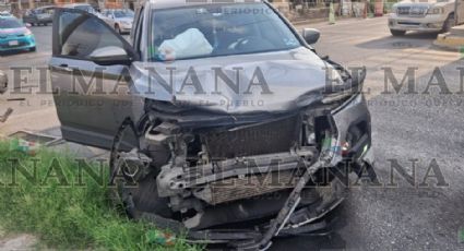 Joven no hace alto y mujer lo choca en la calle Independencia; autos quedan muy dañados