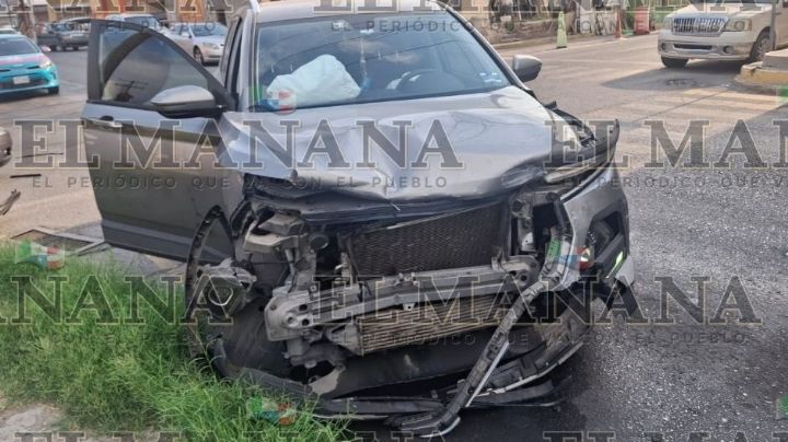 Joven no hace alto y mujer lo choca en la calle Independencia; autos quedan muy dañados