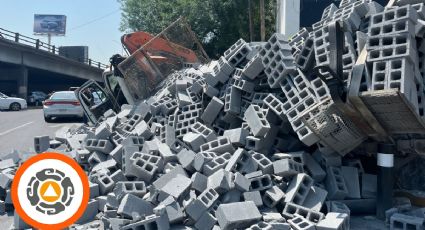 Tremenda volcadura en Monterrey; un camión de materiales causa bloqueos viales