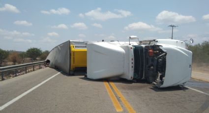 Tráiler volcado provoca cierre en la Carretera González Zaragoza en Tamaulipas