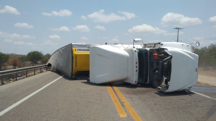 Tráiler volcado provoca cierre en la Carretera González Zaragoza en Tamaulipas
