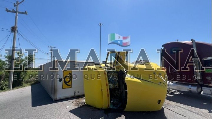 Trailero se salva de milagro tras volcarse con 19 toneladas de carga en camino al Puente III