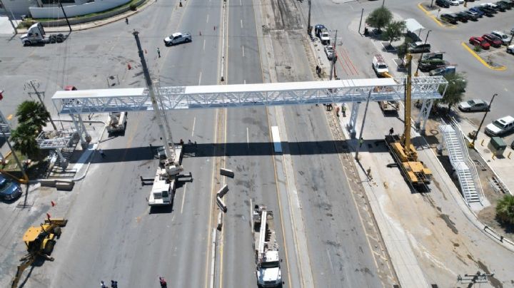 Carretera Nacional de Nuevo Laredo: así va la instalación del puente peatonal | FOTOS