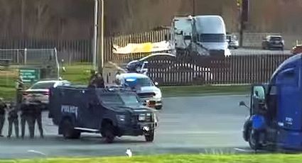 Se enfrentan a balazos trailero y policías afuera de una gasolinera con fatal resultado | VIDEO