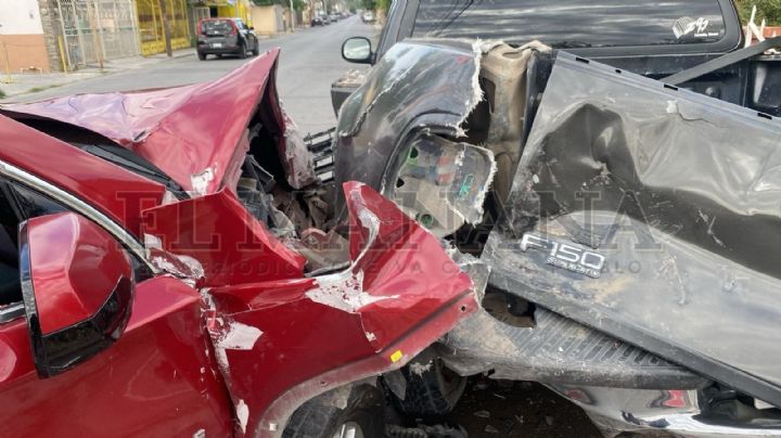 Aparatoso choque en la Colonia Hidalgo deja 2 camionetas dañadas