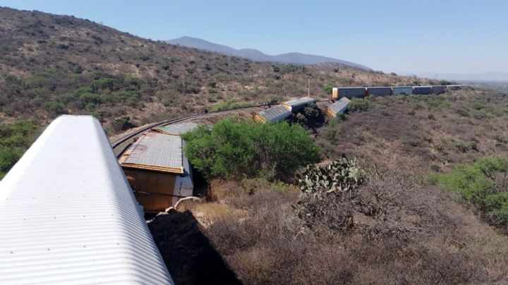 Descarrila tren de carga que transportaba vehículos; buscaban cometer rapiña