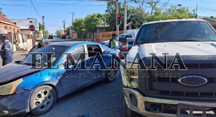 Nuevo Laredo: jovencita invade carril con su Focus y troca se la lleva de 'corbata'