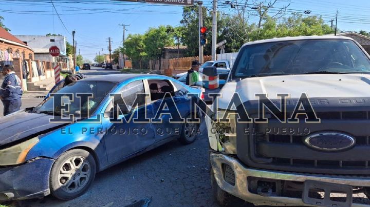 Nuevo Laredo: jovencita invade carril con su Focus y troca se la lleva de 'corbata'
