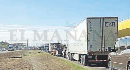 Ahorcan megafilas de camiones de carga a colonias de Laredo