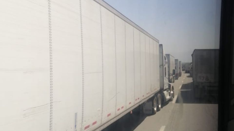 Largas filas en la carretera Nuevo Laredo-Monterrey.