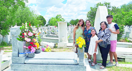 Visitan neolaredenses a su madre en el panteón