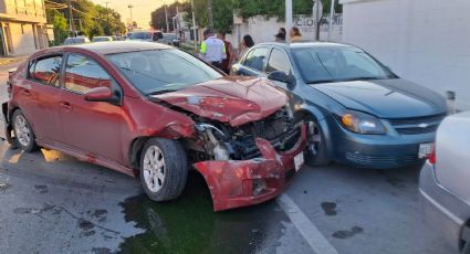 Mujeres se estrellan entre Morelos y Maclovio Herrera; ambas afirman que tenían el paso libre