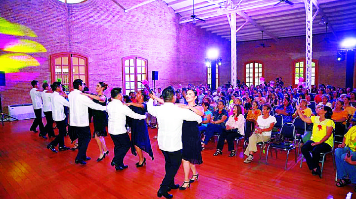 Conmemoran a las madres con danzón y folclor