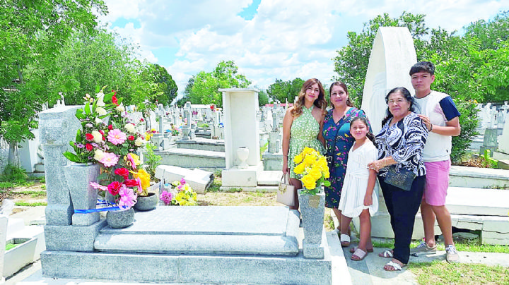 Visitan neolaredenses a su madre en el panteón