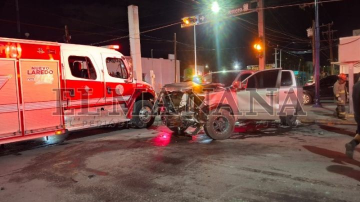 Jóvenes imprudentes chocan en Nuevo Laredo: daños materiales y ambos conductores heridos