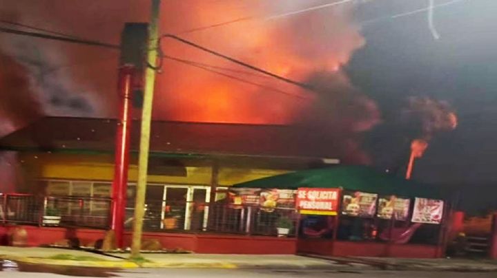 Se incendia sucursal de Pino Burger; gran parte del local quedó hecho cenizas | VIDEO