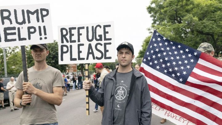 Trump les otorga asilo político a sudafricanos; dice que sufren discriminación en su país