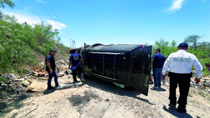 Mujer queda grave tras volcadura en Carretera Aeropuerto