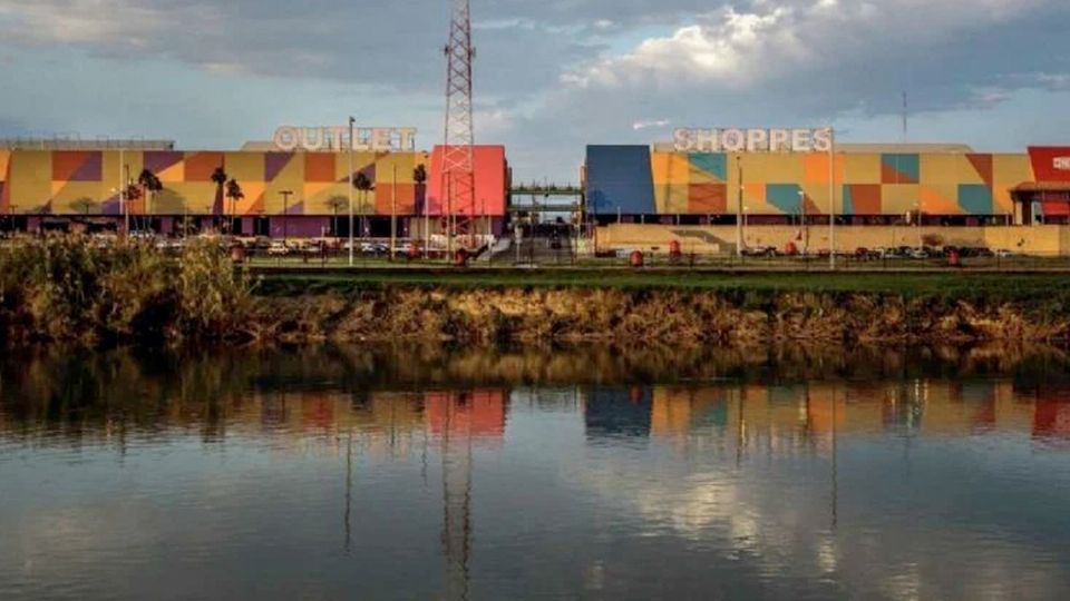 La persecución terminó en el área de los outlets de Laredo.