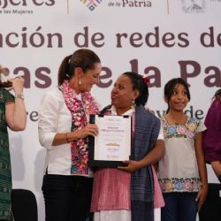 Sheinbaum encabeza las primeras redes de Tejedoras de la Patria
