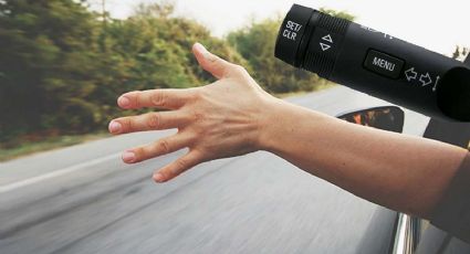 Si un automovilista saca el brazo para indicar vuelta y no usa direccional, ¿es causa de multa?