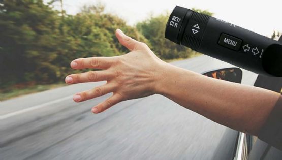 Si un automovilista saca el brazo para indicar vuelta y no usa direccional, ¿es causa de multa?