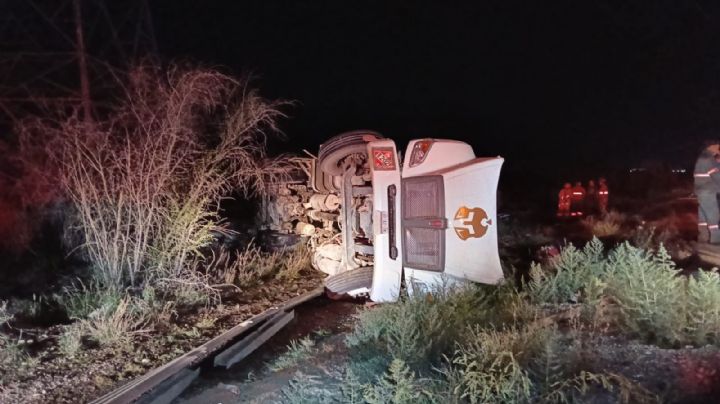 Vuelca pipa con aceite mineral en Carretera Monterrey-Nuevo Laredo