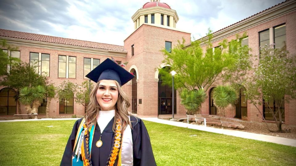 La mujer suspendió sus estudios por ocho años y ahora se gradúa como una de las más inteligentes