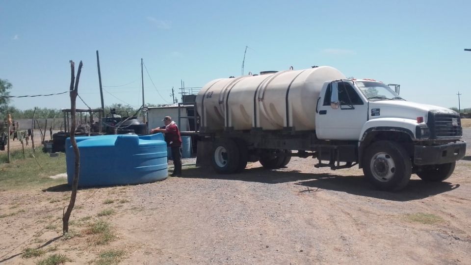 Sigue las pipar repartiendo agua.