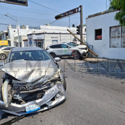 Mujeres se dan con todo en el centro de Nuevo Laredo; sus vehículos quedaron destrozados