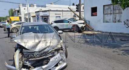 Mujeres se dan con todo en el centro de Nuevo Laredo; sus vehículos quedaron destrozados