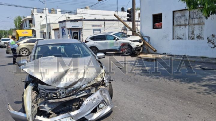 Mujeres se dan con todo en el centro de Nuevo Laredo; sus vehículos quedaron destrozados