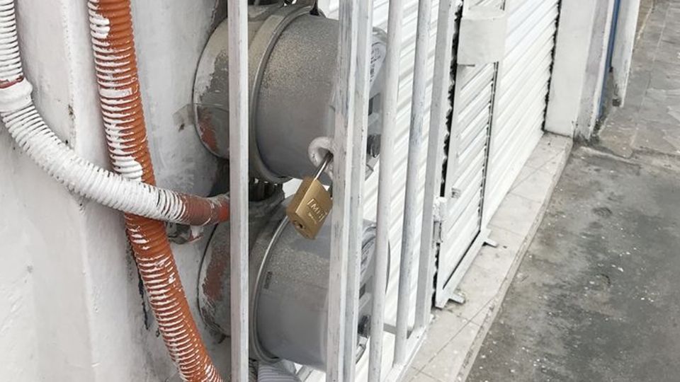 Rejillas y candados en los medidores.