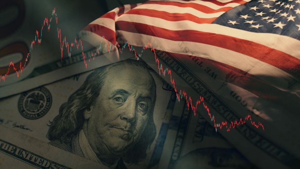 Moody’s baja calificación crediticia de EU por alza en deuda pública.