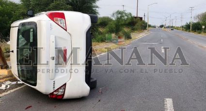 Nuevo Laredo: conductor se estrella y vuelca su Nissan Versa; huyó del lugar de los hechos