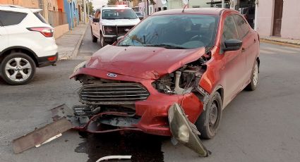 Encontronazo en la colonia Juárez; Explorer destroza el frente de un Figo, ¿quién tuvo la culpa?