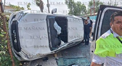 Camioneta china resulta volcada por una Honda en la calle Lincoln; daña frente de vivienda