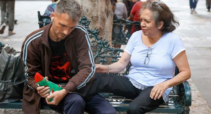 Rumano 'quita-dolores' atiende enfermos desde una banca de un parque en Puebla; filas son enormes