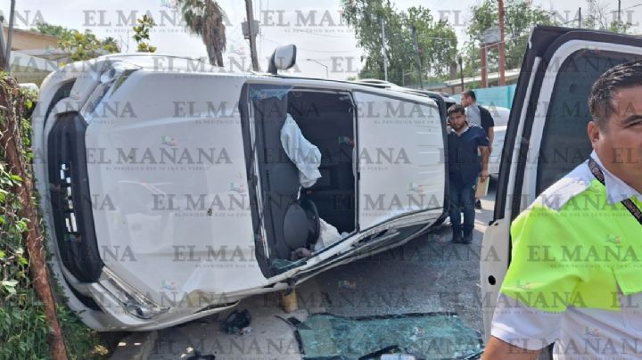 Camioneta china resulta volcada por una Honda en la calle Lincoln; daña frente de vivienda
