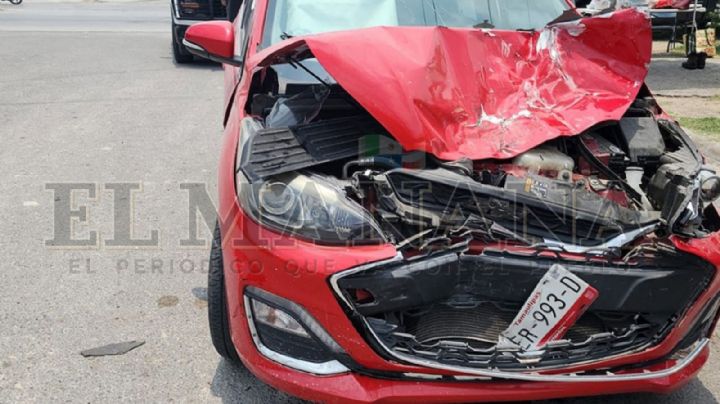 Nuevo Laredo: Raúl se 'vuela' el alto y provoca encontronazo en el Nogal; auto quedó destrozado